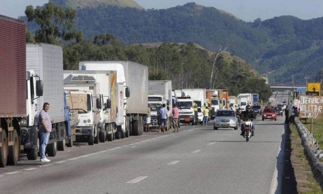 Caminhões em acostamento de rodovia durante a paralisação da categoria de 2018 Foto: Agência Globo