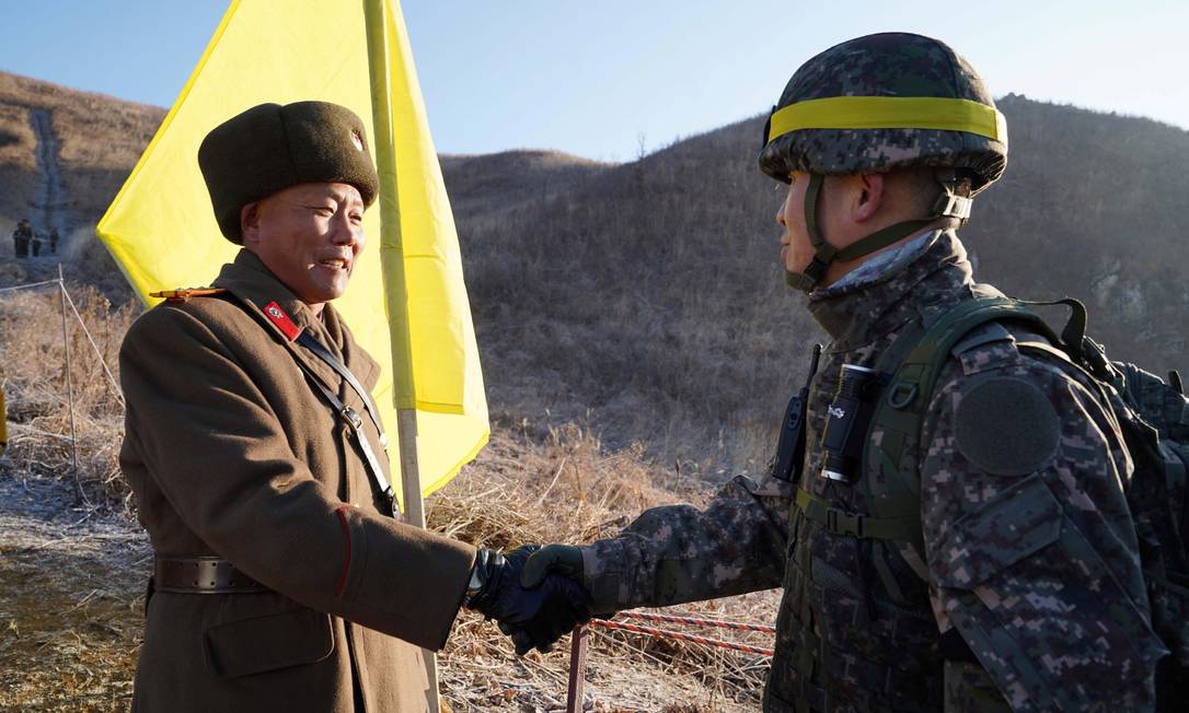 Soldados das Coreias do Norte e do Sul verificam remoção de postos de guarda na zona desmilitarizada Foto: South Korean Defence Ministry / REUTERS