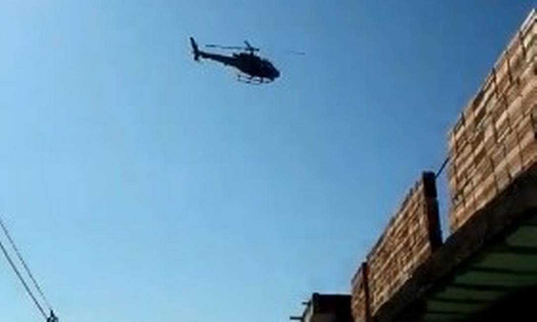 O helicóptero sobrevoa a Morro da Constância Foto: Reprodução de vídeo