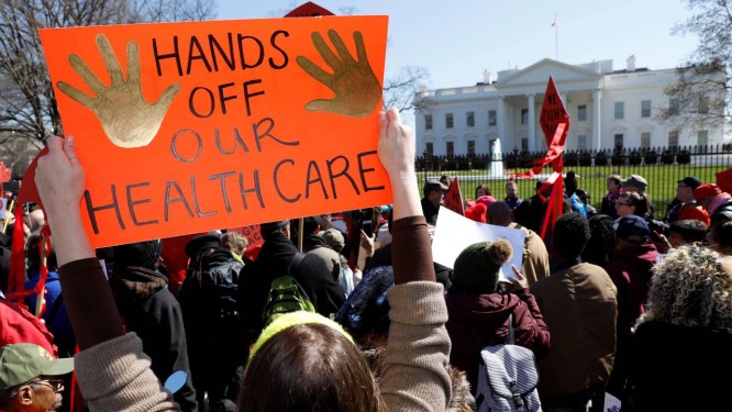 Manifestantes protestam contra o presidente americano, Donald Trump, e os planos de acabar com o Obamacare, em 2017 Foto: KEVIN LAMARQUE / Reuters