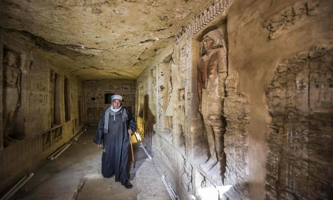 Mostafa Abdo caminha por tumba recÃ©m-descoberta em Saqqara Foto: KHALED DESOUKI / AFP