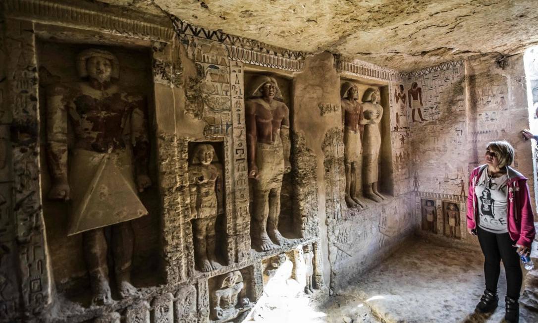 Visitantes entram em tumba descoberta em Saqqara, a 30 quilômetros do Cairo Foto: KHALED DESOUKI/AFP