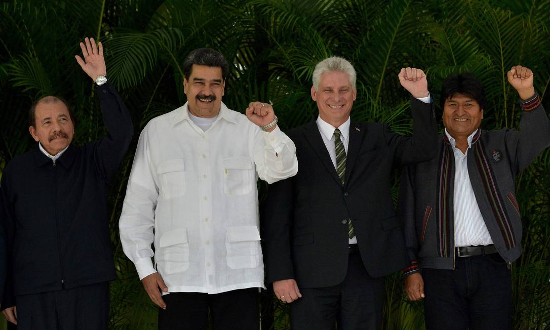 Nicaraguense Daniel Ortega posa ao lado de venezuelano Nicolás Maduro, cubano Miguel Diáz-Canel e boliviano Evo Morales em cúpula da Alba Foto: YAMIL LAGE / AFP