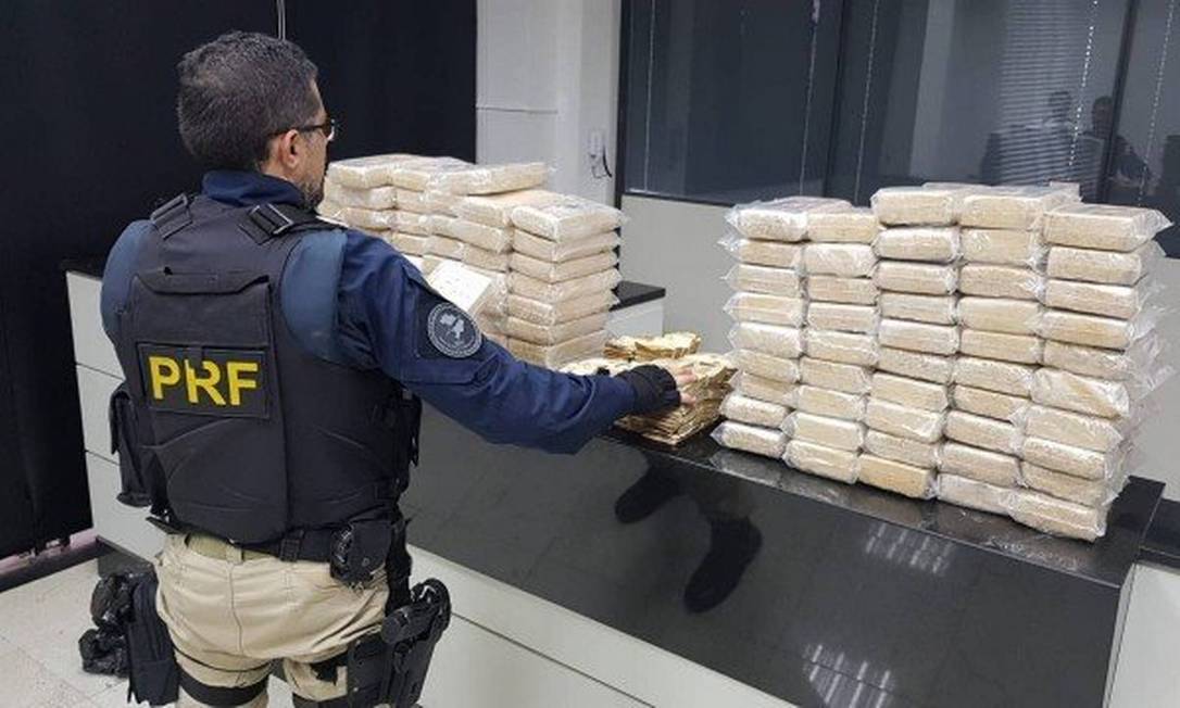 Agentes da Polícia Rodoviária Federal (PRF) apreenderam 100 quilos de cocaína e R$ 200 mil durante uma abordagem a veículos na rodovia Presidente Dutra (BR-116), em Seropédica, Região Metropolitana do Rio Foto: Divulgação