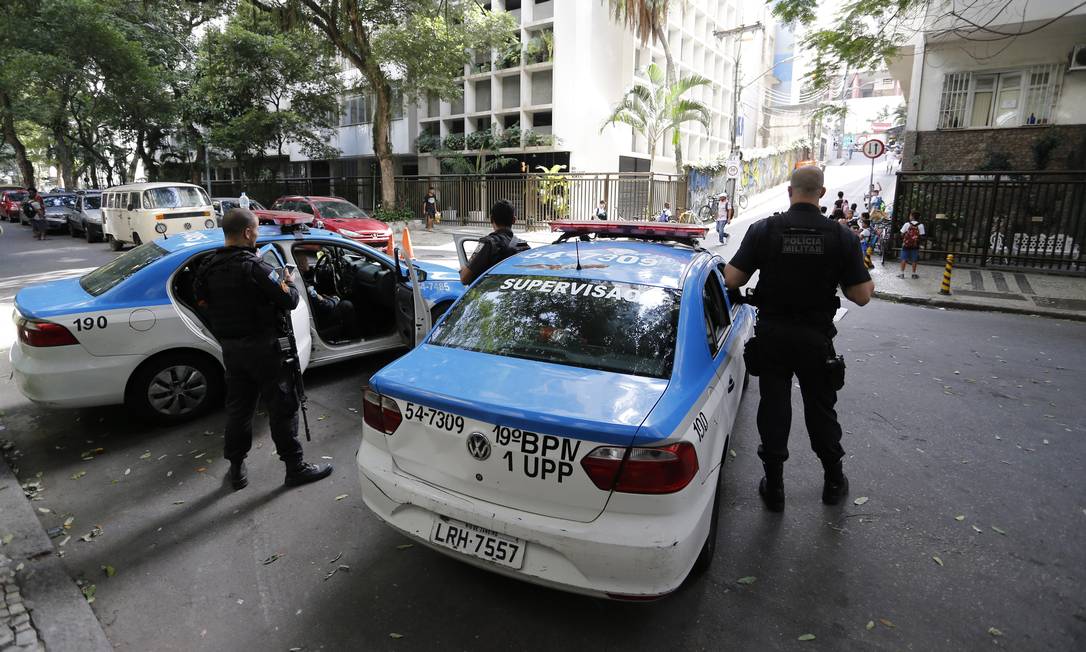 Policiamento ostensivo em uma das ruas do Leme Foto: Pablo Jacob / Agência O Globo