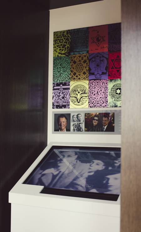 Telas interativas onde os visistantes da Fundação Shoah podem 'conversar' com sobreviventes do Holocausto Foto: ROZETTE RAGO / NYT