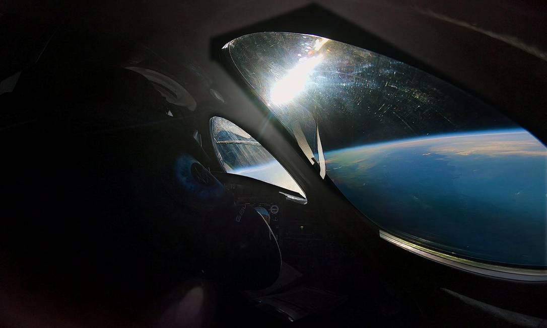 
Vista da cabine de controle da espaçonave da Virgin Galactic, que atingiu a área espacial na última quinta-feira
Foto:
HANDOUT
/
Reuters
