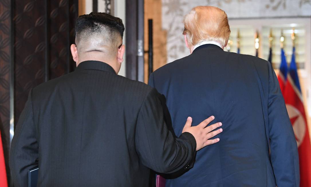 Líder norte-coreano, Kim Jong-un acompanha presidente americano, Donald Trump, durante cúpula em junho Foto: SAUL LOEB / AFP