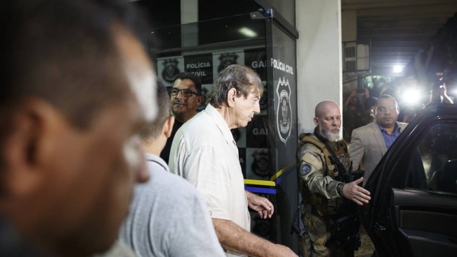 JoÃ£o de Deus deixa a DEIC, em GoiÃ¢nia, apÃ³s prestar depoimento Foto: Daniel Marenco / AgÃªncia O Globo