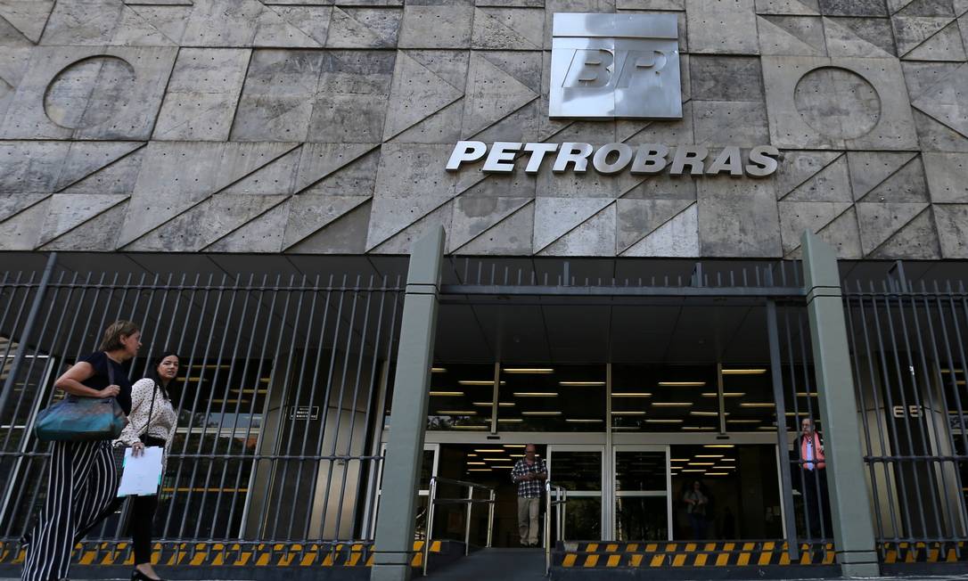 Sede da Petrobras no Rio: novo acordo com francesa Total Foto: SERGIO MORAES / REUTERS