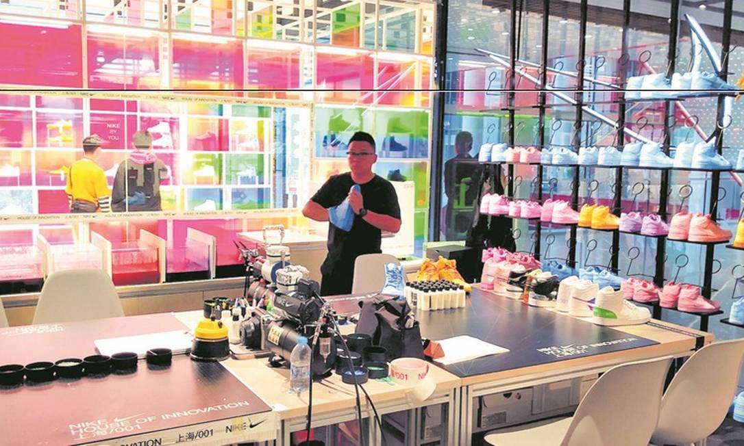 Estúdio para produção de tênis exclusivos na loja da Nike chamada Casa da Inovação, em Xangai, na China. Lá, o cliente monta seu calçado, escolhendo do cadarço ao tipo de solado Foto: João Sorima Neto