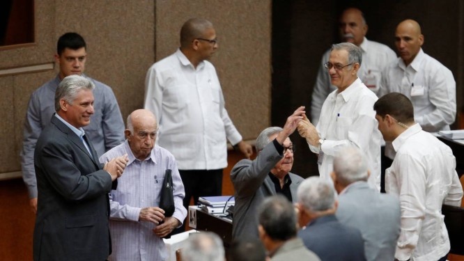 Presidente de Cuba, Miguel DiÃ¡z-Canel celebra com ex-lÃ­der do paÃ­s RaÃºl Castro a aprovaÃ§Ã£o de nova ConstituiÃ§Ã£o Foto: STRINGER / REUTERS
