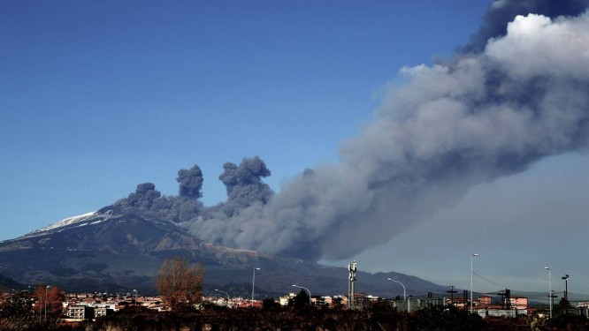 A fumaça sobe sobre a cidade de Catânia, na Sicília, durante erupção do Monte Etna Foto: GIOVANNI ISOLINO / AFP