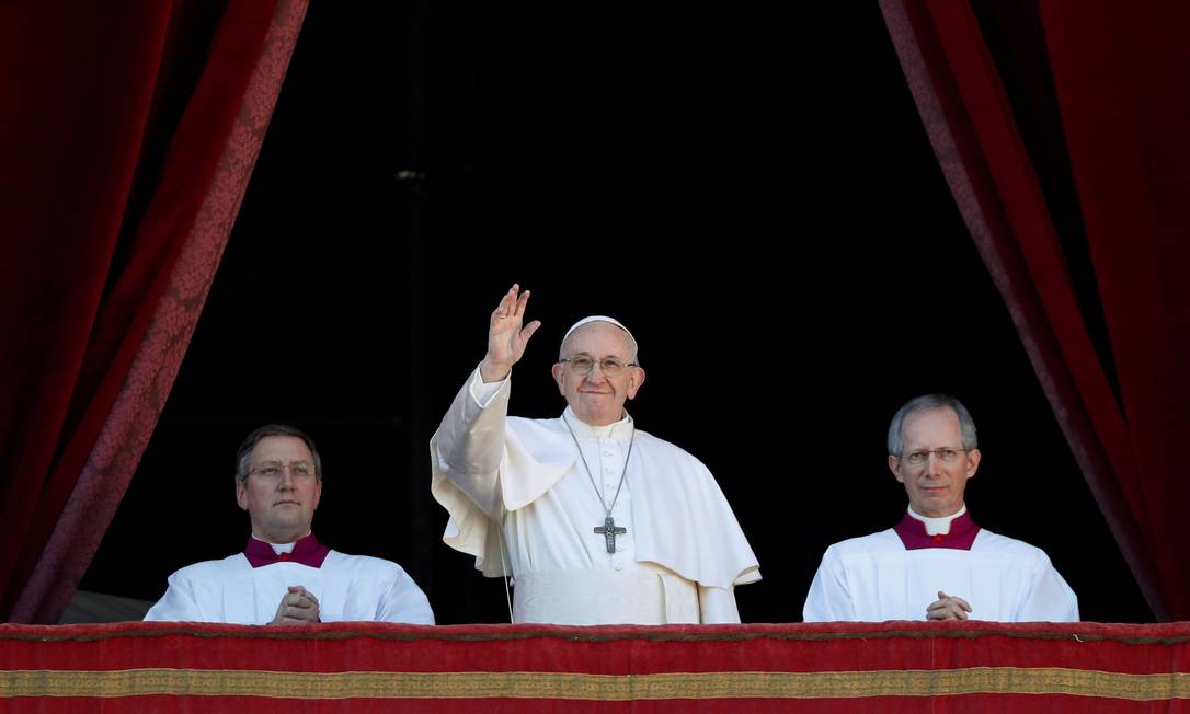 Papa Francisco acena para multidão na sacada principal da Basílica de São Pedro Foto: MAX ROSSI / Reuters