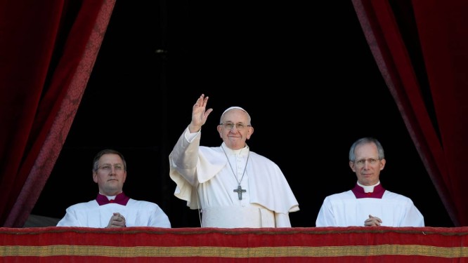 Papa Francisco acena para multidÃ£o na sacada principal da BasÃ­lica de SÃ£o Pedro Foto: MAX ROSSI / Reuters