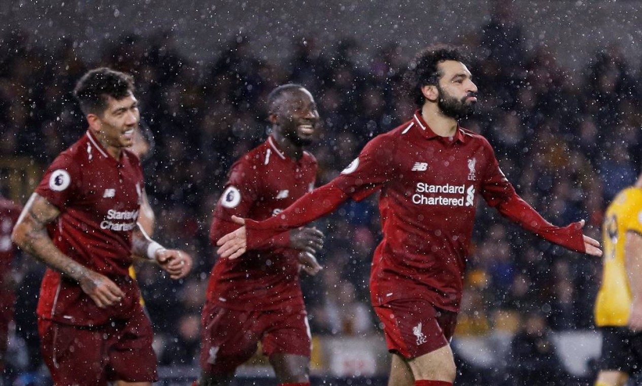 Liverpool assume liderança da Premier League; United leva 'surra