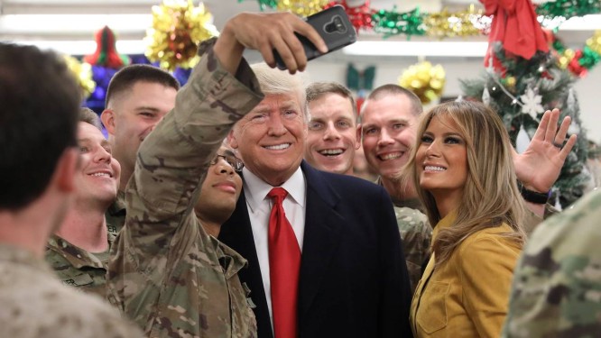 Presidente Donald Trump e primeira-dama Melania tiram selfie com soldados americanos no Afeganistão Foto: JONATHAN ERNST / REUTERS