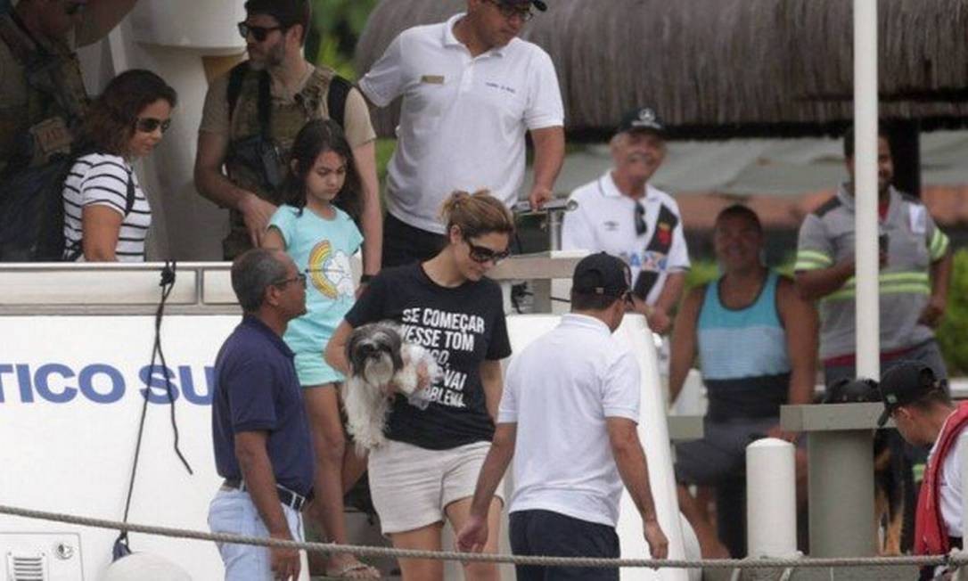 A futura primeira-dama Michelle Bolsonaro durante o desembarque na manhã desta quarta-feira no Iate Clube de Itacuruçá Foto: Márcio Alves / Agência O Globo