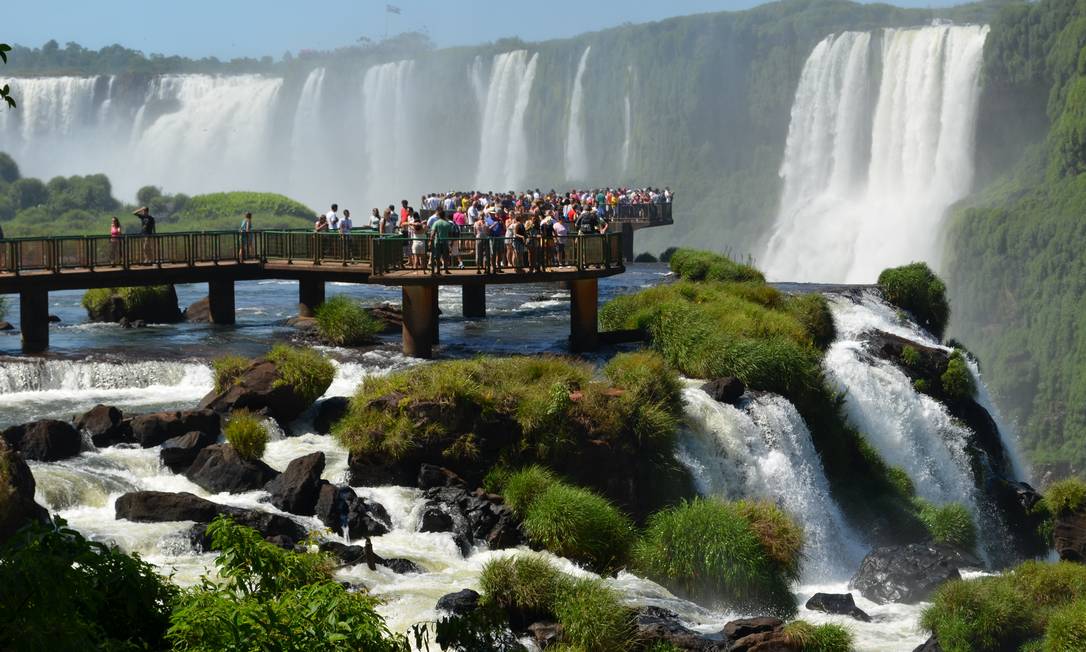 Visitantes nas Cataratas do Iguaçu: gastos de oito milhões visitantes de unidades de conservação federais geraram mais de R$ 4,1 bilhões em vendas totais Foto: Agência O Globo