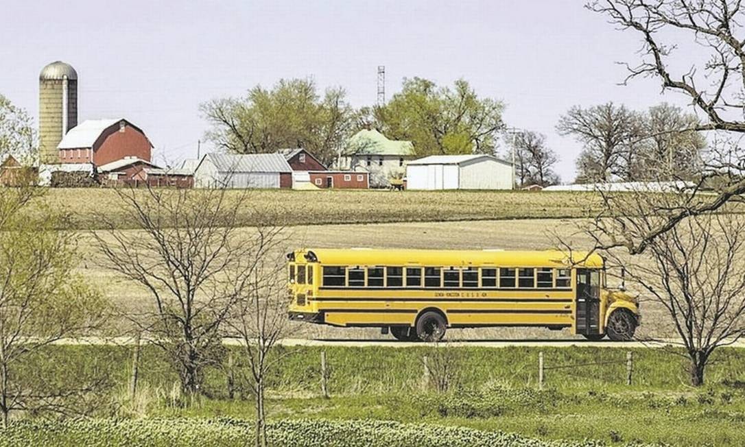 Ônibus escolar americano em uma área rural dos EUA: proposta de estudo somente de segunda a quinta é maior nestas regiões Foto: Divulgação