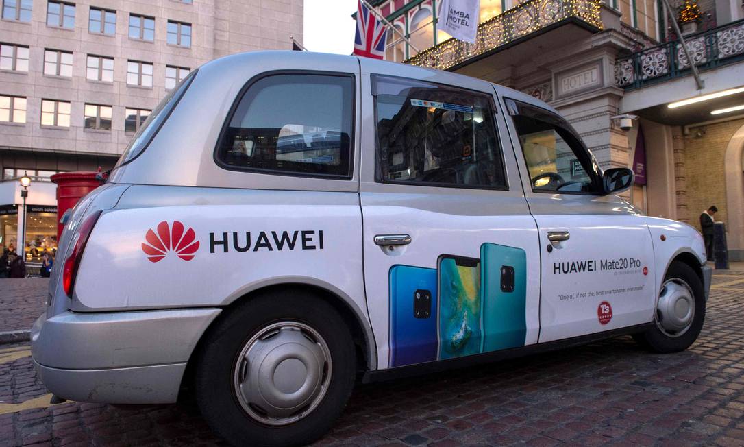 
Propaganda da gigante chinesa de tecnologia Huawei estampada em um táxi londrino, estacionado na estação ferroviária de Charing Cross, no centro de Londres
Foto:
NIKLAS HALLE'N
/
AFP
