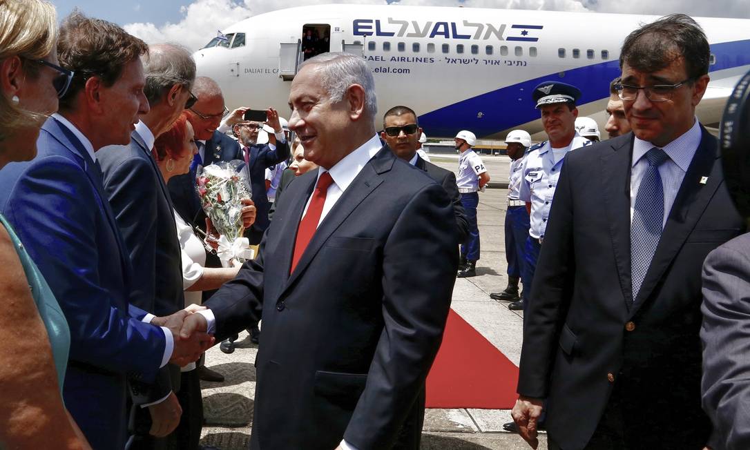 O prefeito Marcelo Crivella recebe o primeiro-ministro Benjamin Netanyahu, no Aeroporto do Galeão, no Rio Foto: Divulgação/Prefeitura do Rio