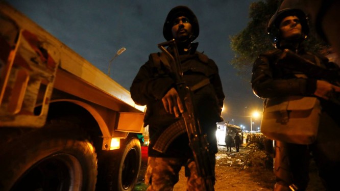 Policiais em Gizé, após uma bomba explodir na sexta-feira Foto: AMR ABDALLAH DALSH / REUTERS/28-12-2018