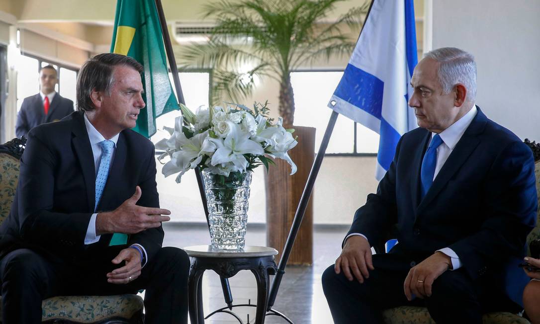 Bolsonaro em encontro com o primeiro-ministro de Israel, Benjamin Netanyahu, na sexta-feira, dia 28 Foto: FERNANDO FRAZAO / AFP/28-12-2018