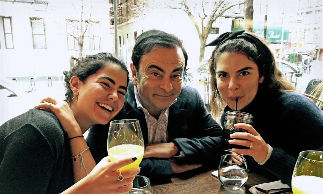 Carlos Ghosn com suas filhas Nadine, à esquerda, e Caroline Foto: Arquivo pessoal