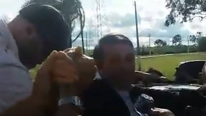 Bolsonaro cumprimenta apoiadores ao chegar à Granja do Torto Foto: André de Souza