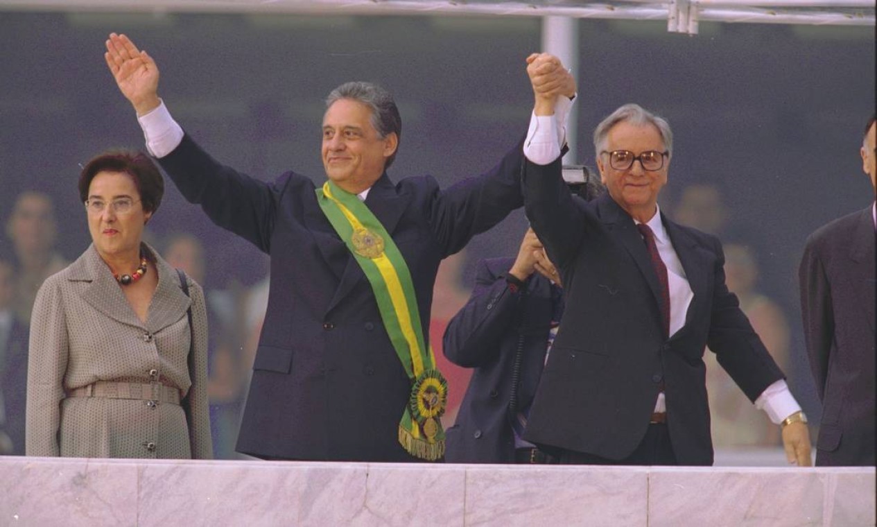 Doia anos depois, Itamar passou a faixa presidencial para Fernando Henrique Cardoso, que foi ministro da Economia Foto: Sérgio Marques/ Agência O Globo