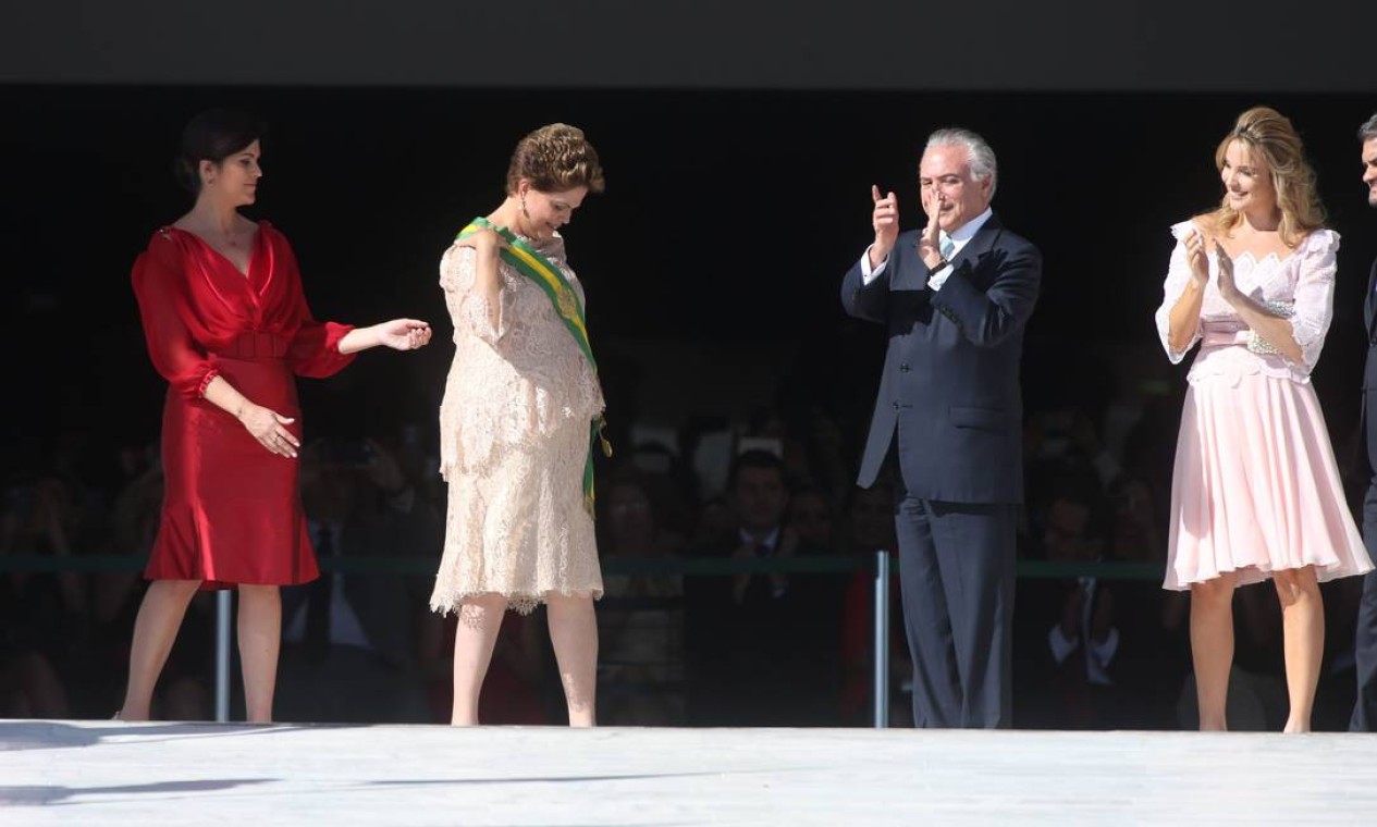 Dilma recebeu a faixa presidencial pela segunda vez, ao lado de Michel Temer 01/01/2015 Foto: André Coelho / Agência O Globo