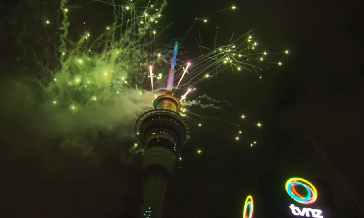 Em Auckland, Nova Zelândia, também houve a queima de fogos na Sky Tower, ícone da cidade e uma das torres mais altas do mundo Foto: Reprodução Redes Sociais