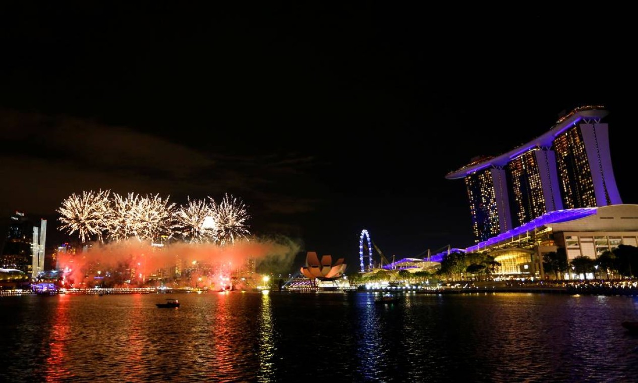 Os fogos tomam conta de Singapura nos momentos finais de 2018 Foto: FELINE LIM / REUTERS