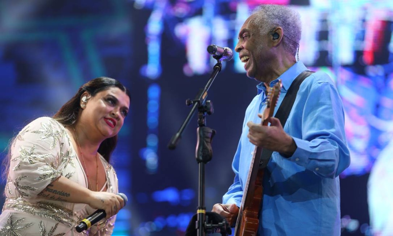 2019 - Gilberto Gil com a filha Preta Gil no palco da festa de Copacabana Foto: Pedro Teixeira / Agência O Globo