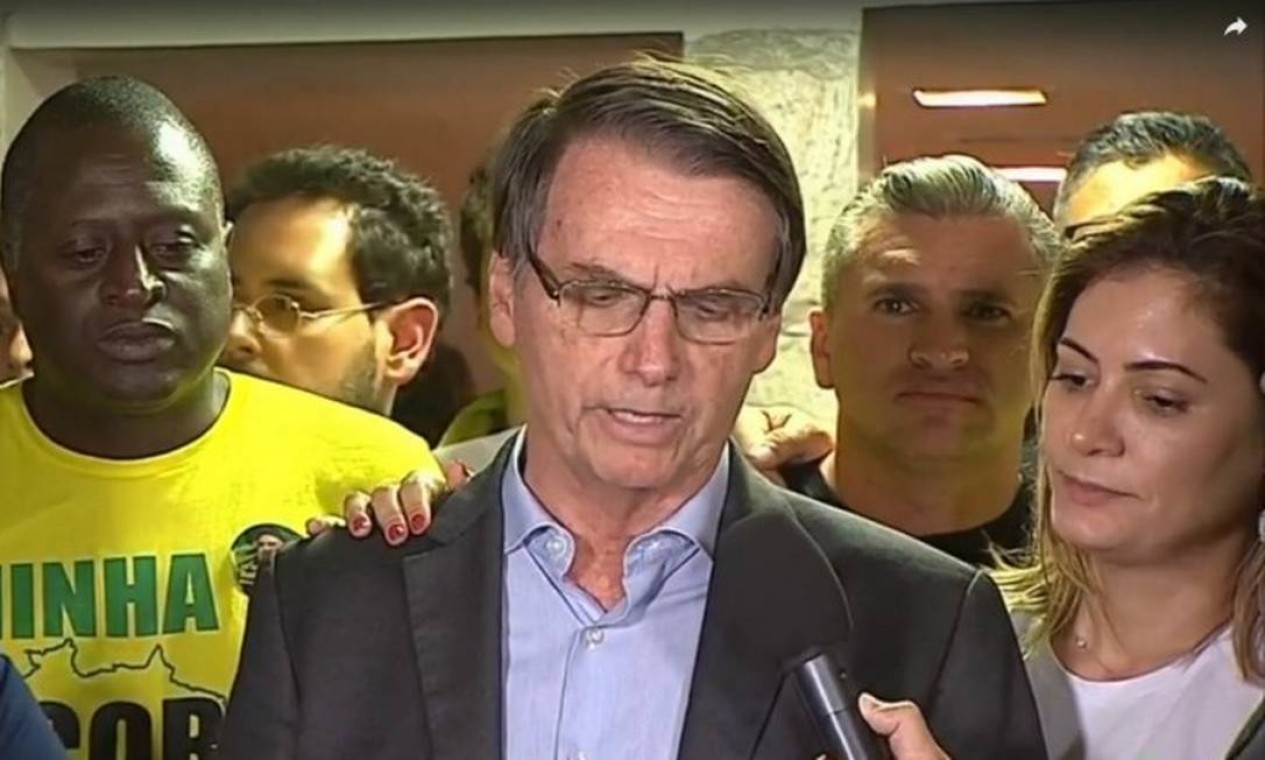 Após vencer Fernando Haddad (PT) na eleição presidencial com 55% dos votos, Bolsoaro fez um live no Facebook e logo após leu um discurso em frente a casa dele no Rio Foto: Picasa / Reprodução/TV