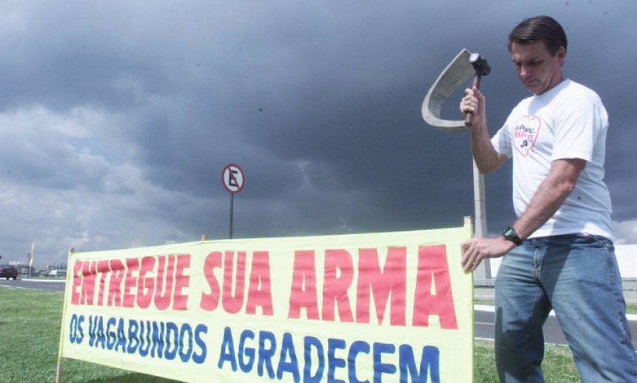 Bolsonaro sempre se posicionou a favor da flexibilização da posse de armas. Nesta foto, de 2004, protestou contra a destruição de armas recolhidas durante campanha de desarmamento Foto: Givaldo Barbosa / Reprodução