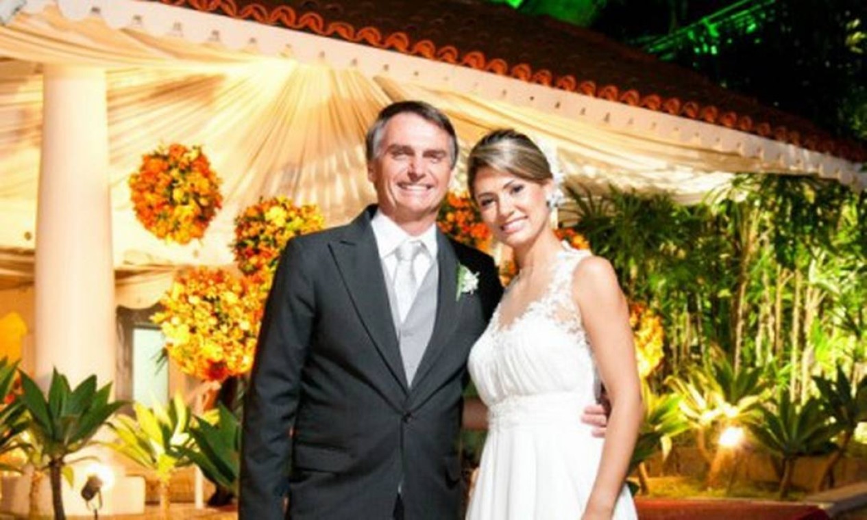 Michelle Bolsonaro é a tercira mulher de Bolsonaro e será a primeira-dama do Brasil. Os dois estão juntos desde 2007, e realizaram um casamento religioso em 2013. São pais de Laura, de 8 anos. Foto: Divulgação