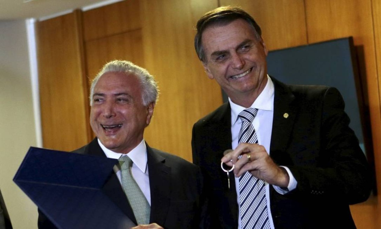 Bolsonaro recebe de Michel Temer a chave do gabinete onde a equipe de transição do novo governo trabalhou no do CCBB Foto: Jorge William / Agência O Globo