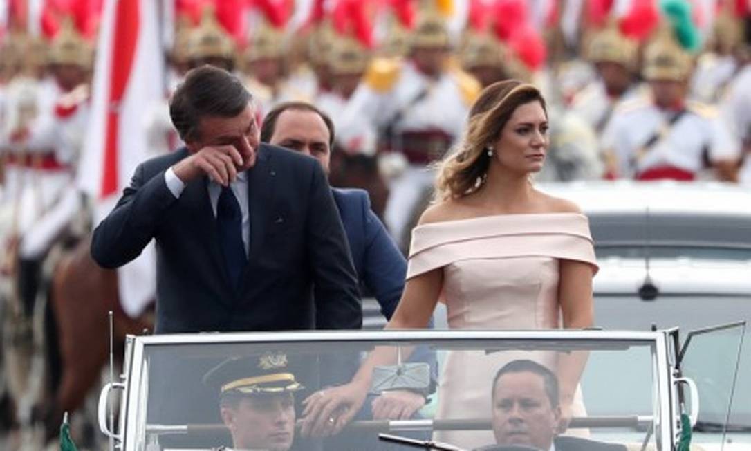 Emocionado, Bolsonaro chorou durante o desfile de carro aberto. O presidente eleito estava acompanhado da mulher, Michele e do filho, Carlos, vereador pelo Rio de Janeiro RICARDO MORAES / REUTERS