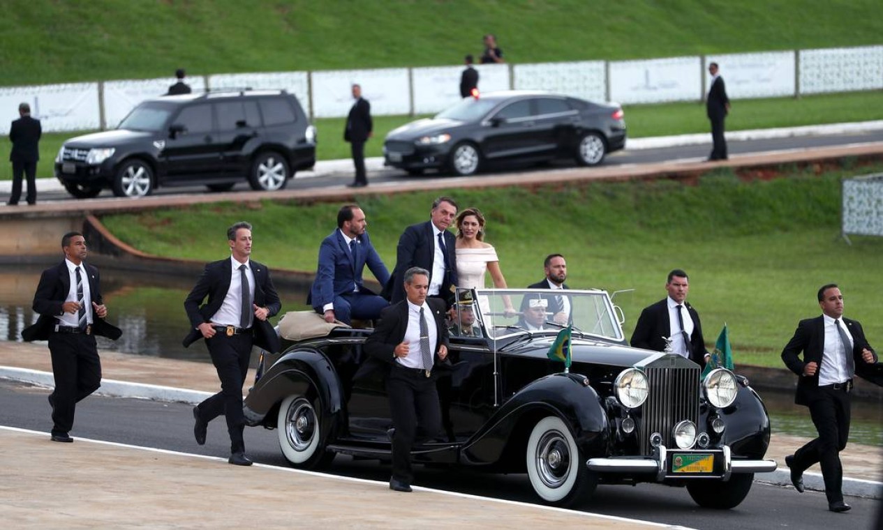 Desfile de carro aberto terminou no Congresso Nacional, onde Bolsonaro foi recebido pelos presidentes da Câmara e do Senado Foto: PILAR OLIVARES / REUTERS
