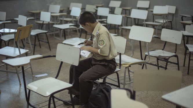 Em GoiÃ¢nia, escolas militares geram tensÃ£o entre sindicato dos professores e policiais. Levantamento da ConfederaÃ§Ã£o Nacional dos Trabalhadores em EducaÃ§Ã£o mostra que vÃ¡rias prefeituras, em diferentes estados do paÃ­s, estÃ£o transferindo para a PM a gestÃ£o de escolas pÃºblicas Foto: Daniel Marenco / AgÃªncia O Globo/14-06-2018