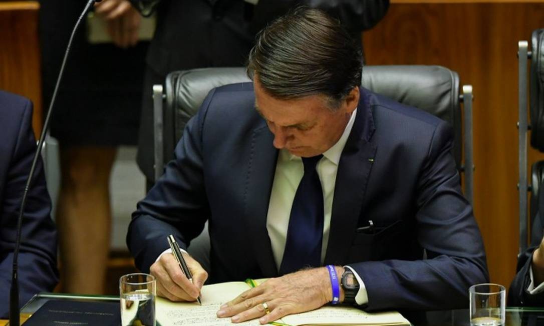 Bolsonaro assina o termo de posse como Presidente da República NELSON ALMEIDA / AFP