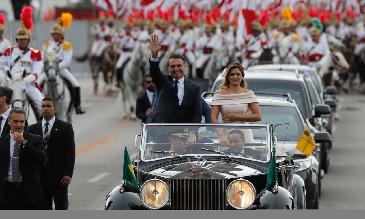 Presidente Jair Bolsonaro ao lado da mulher, Michelle, durante desfile de carro aberto Foto: Pablo Jacob / Agência O Globo