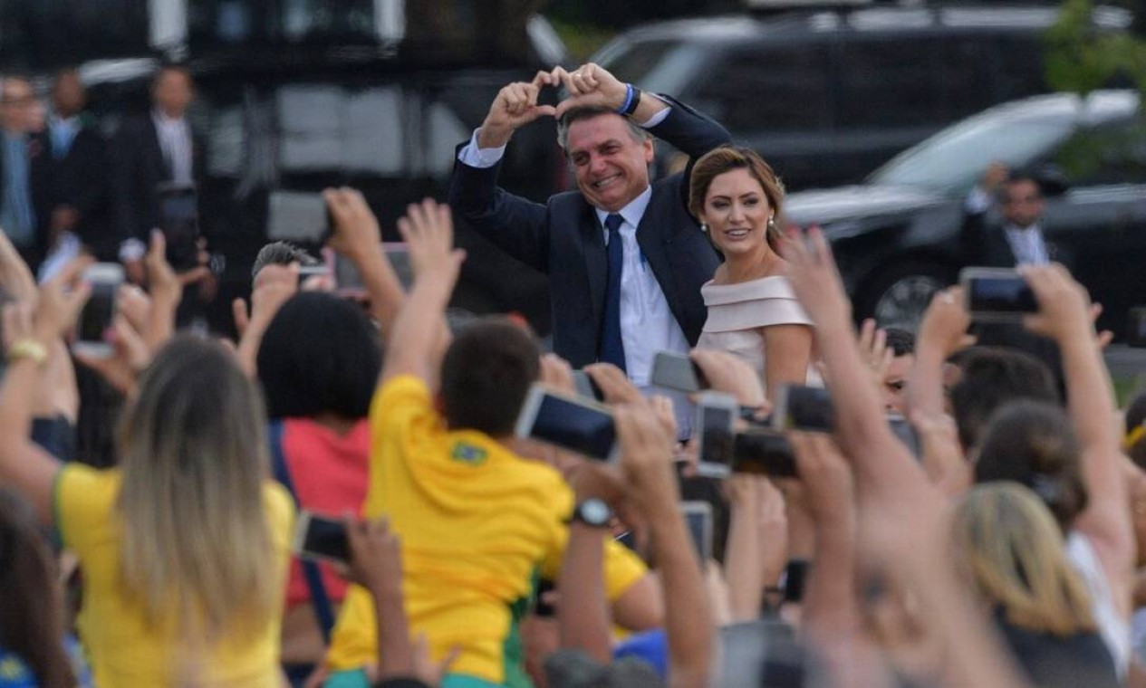 Jair Bolsonaro faz símbolo de coração com as mãos na direção de eleitores ao chegar no Congresso Nacional Foto: CARL DE SOUZA / AFP