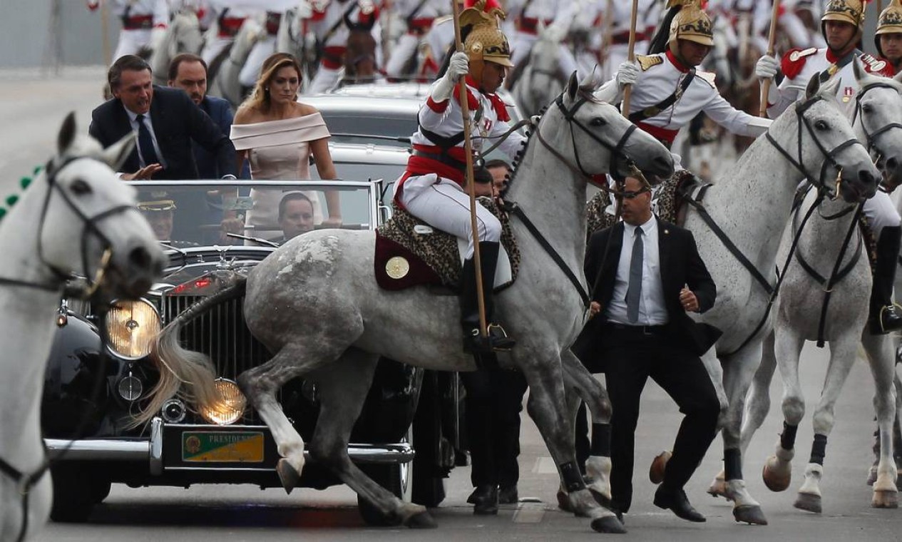 Cavalos dos Dragões da Independência dão um susto na comitiva durante o desfile em carro aberto na posse de Bolsonaro Foto: Pablo Jacob / Agência O Globo