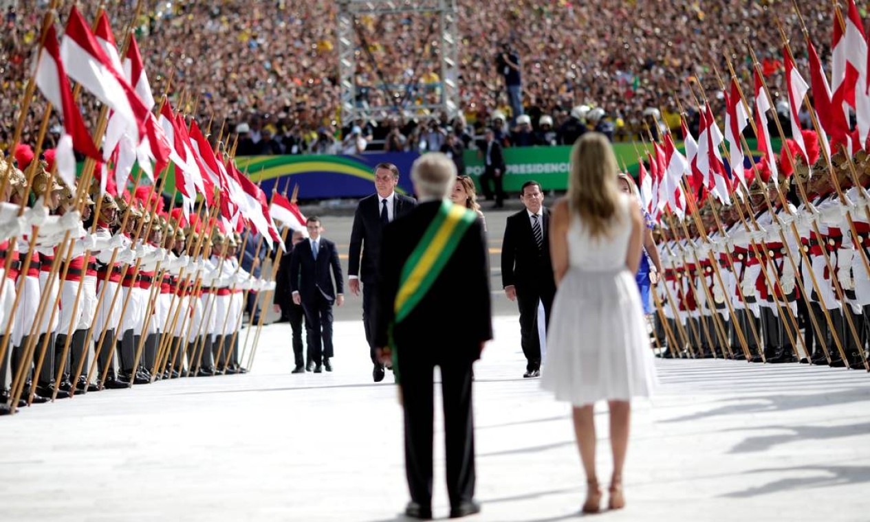 Ex-presidente Michel Temer e a mulher, Marcella, recebem Jair Bolsonaro no Palácio do Planalto Foto: UESLEI MARCELINO / REUTERS