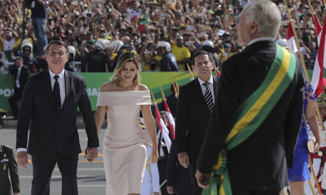Michelle Bolsonaro ao lado de Jair, seu esposo, e do vice-presidente Mourão, durante a posse da Presidência Foto: Evaristo Sá / AFP