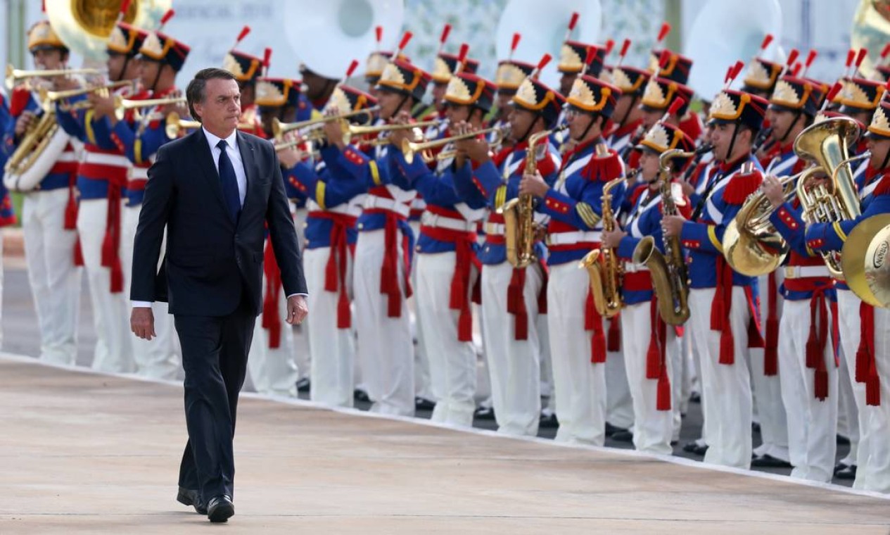 Jair Bolsonaro durante a revista das tropas Foto: PILAR OLIVARES / REUTERS