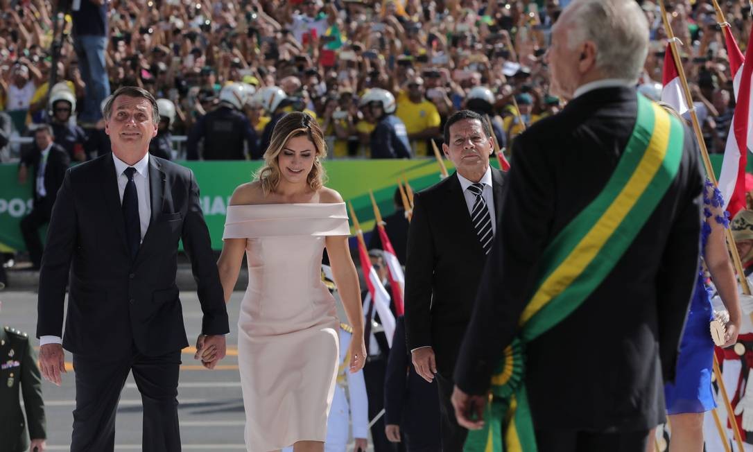 O presidente Jair Bolsonaro sobe a rampa do Palácio do Planalto ao lado da mulher, Michelle, do vice-presidente Hamilton Mourão e a mulher dele, Paula EVARISTO SA / AFP